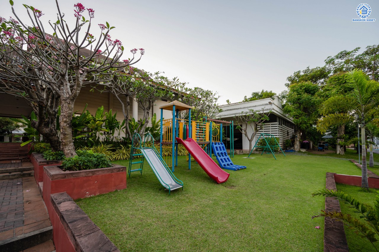 บ้านมือสองตกแต่งใหม่ โครงการ โนเบิลวานา ปิ่นเกล้า1 บ้านเดี่ยวหลังใหญ่ เนื้อที่ 65.6 ตร.ว. พื้นที่ใช้สอย 206.4 ตร.ม. ฟังก์ชัน 3 ห้องนอน 3 ห้องน้ำ 2 ห้องอเนกประสงค์  1 ห้องแม่บ้าน จอดรถได้ 2 คัน บนสุดยอดทำเลเดินทางสะดวก หน้าโครงการติดถนนใหญ่บรมราชชนนี ใกล้ทางคู่ขนานลอยฟ้าบรมราชชนนี ม.มหิดล เซ็นทรัลศาลายา และรายล้อมด้วยสิ่งอำนวยความสะดวกครบ...